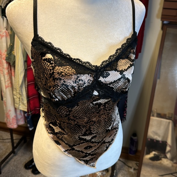 Cute cami snakeskin design. Size S - Picture 2 of 7